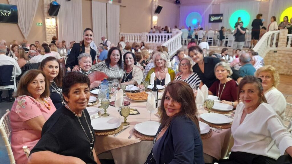 Grupo de mayores disfrutando en la gala de La Vida es Oro