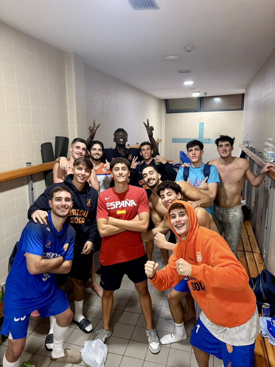 Jugadores del MCD Enrique Soler celebrando en el vestuario tras su victoria.