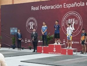 Atletas en el podio del Campeonato de España Sub-15 de halterofilia