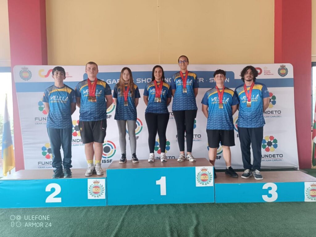 Grupo de medallistas de la Federación Melillense en campeonato de tiro