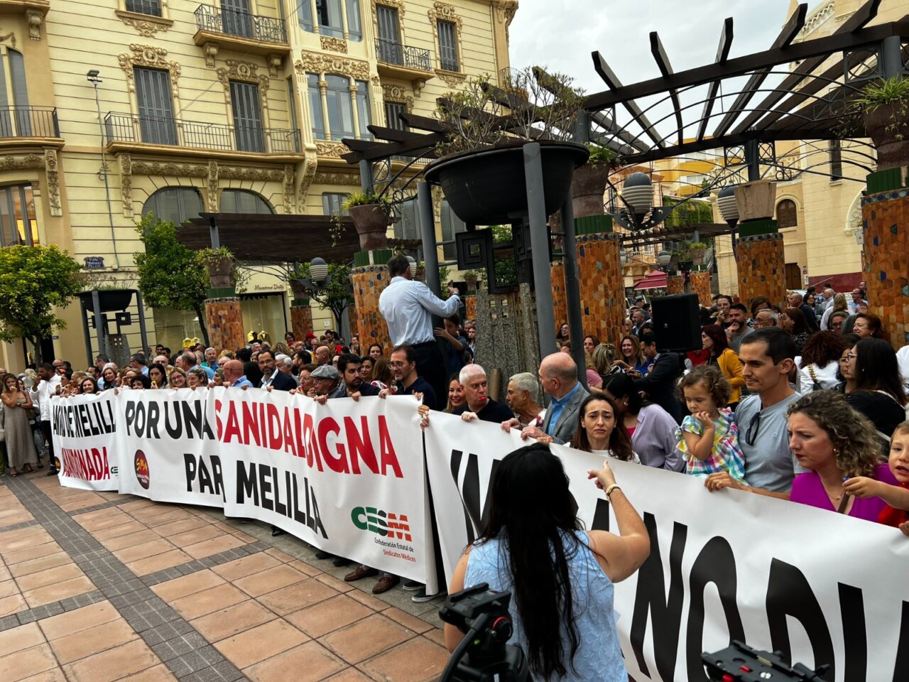 Médicos y ciudadanos protestando por una sanidad digna en Melilla