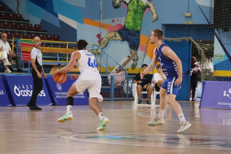 Jugadores de baloncesto en acción durante un partido en el Pabellón Javier Imbroda.