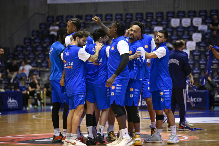 Jugadores del Melilla Baloncesto celebrando en la cancha