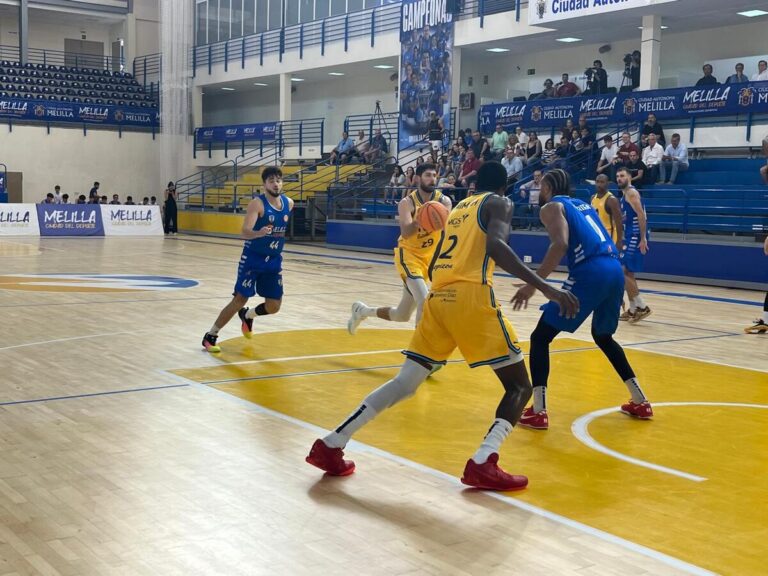 Jugadores de baloncesto en un partido entre Melilla y Monbus Obradoiro