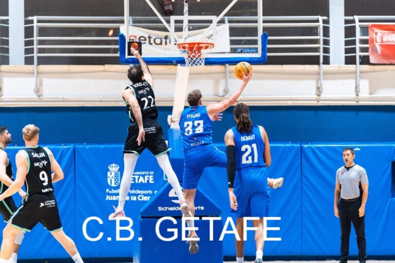 Jugadores de baloncesto en acción durante un partido