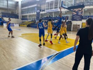 Jugadores del Melilla Baloncesto en acción durante un partido en el Pabellón Multiusos.