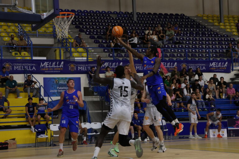 Jugadores de baloncesto en acción durante un partido en Melilla
