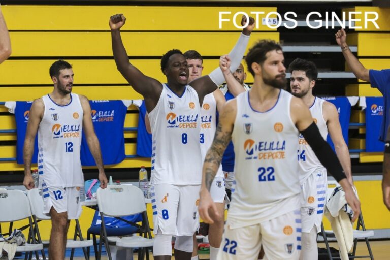 Jugadores del Melilla Baloncesto celebrando una victoria en el partido