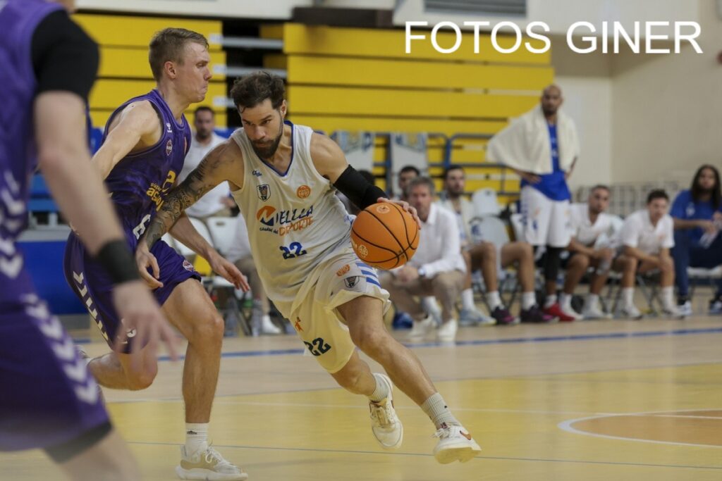 Jugador del Club Melilla Baloncesto driblando durante un partido