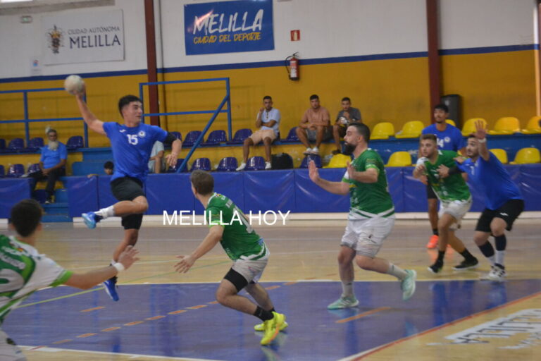 Jugadores de balonmano en acción durante un partido en Melilla.