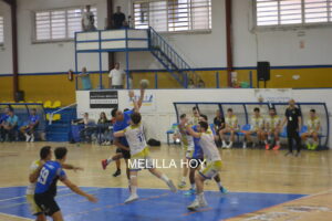 Jugadores del Club Melilla Balonmano en un partido en Mijas