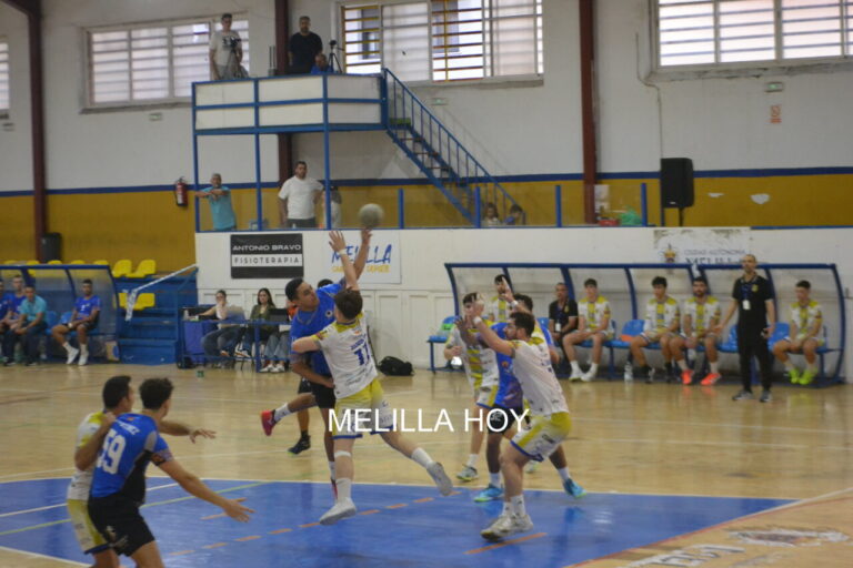 Jugadores del Club Melilla Balonmano en un partido en Mijas