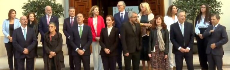 Grupo de personas en una reunión sobre sanidad en Melilla