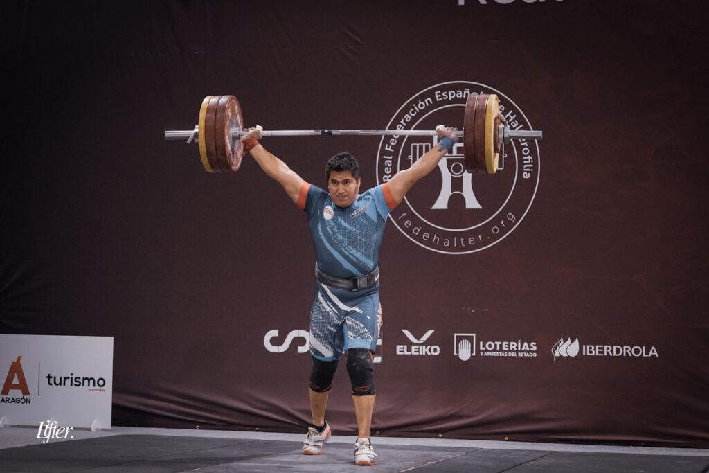 Atleta levantando pesas en competición de halterofilia en Melilla