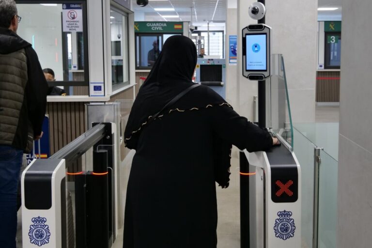 Persona utilizando el nuevo sistema de control fronterizo en Melilla