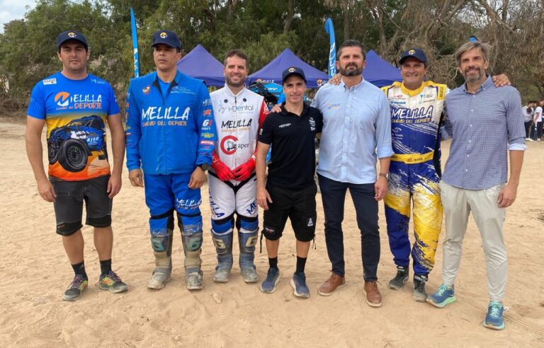 Pilotos melillenses posando juntos antes del Rally de Marruecos y Dakar