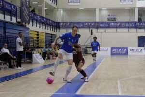 Jugadora del Melilla Torreblanca C.F. en acción durante un partido de fútbol sala