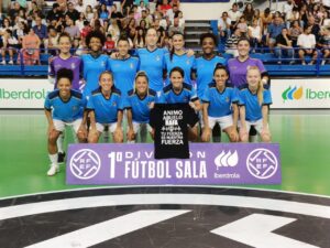 Equipo femenino de fútbol sala Melilla Torreblanca posando en el pabellón