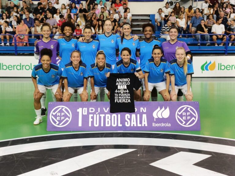 Equipo femenino de fútbol sala Melilla Torreblanca posando en el pabellón