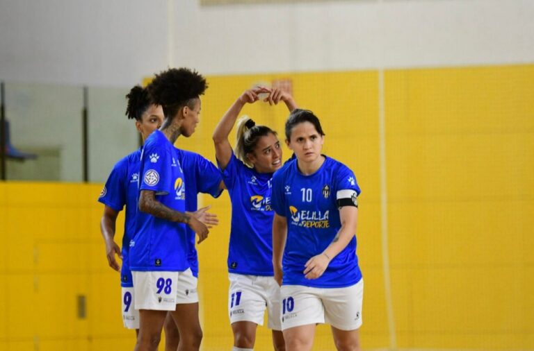 Jugadoras del Melilla Torreblanca celebrando un gol en un partido de fútbol sala