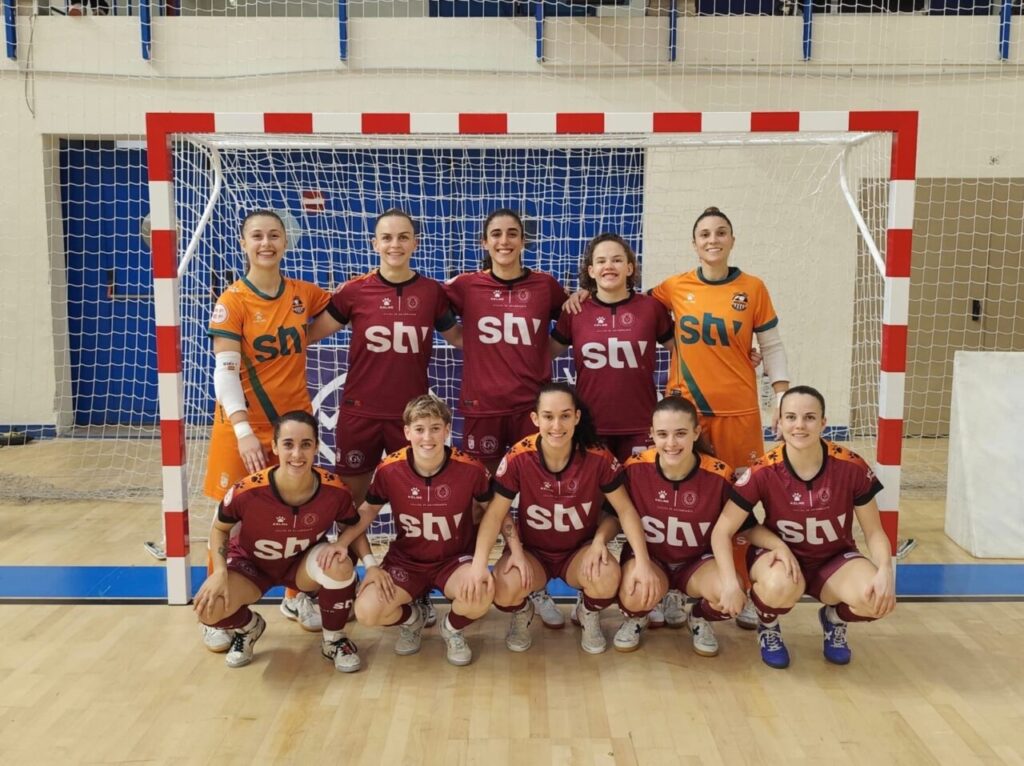 Equipo de fútbol sala STV Roldán posando en el pabellón
