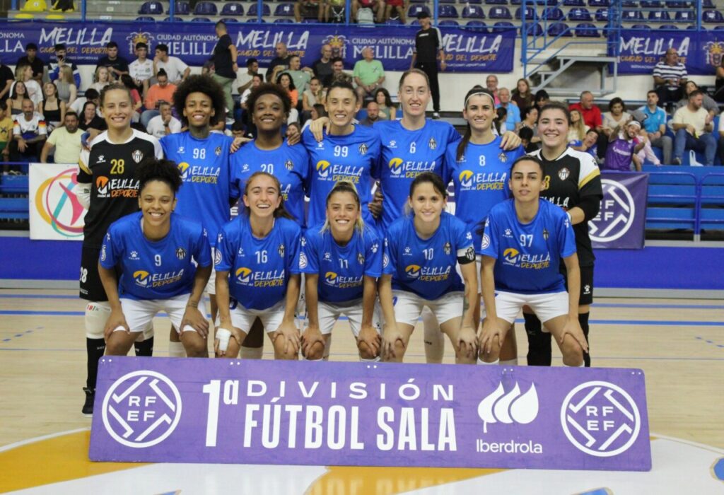 Equipo de fútbol sala Melilla Torreblanca posando en el pabellón
