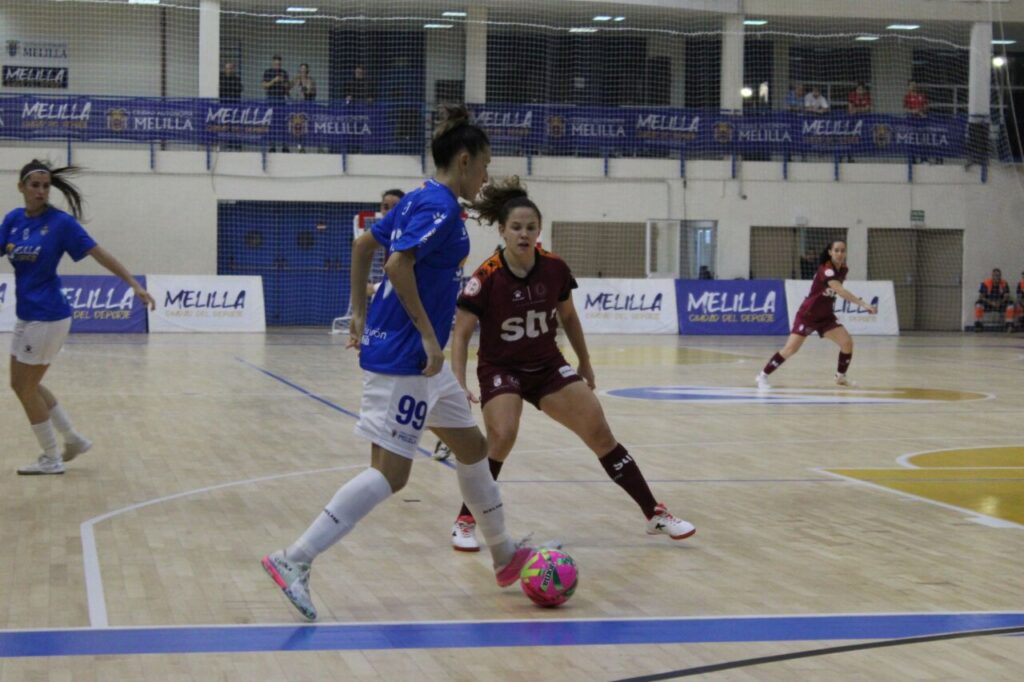 Jugadoras del Melilla Torreblanca y STV Roldán en un partido de futsal.