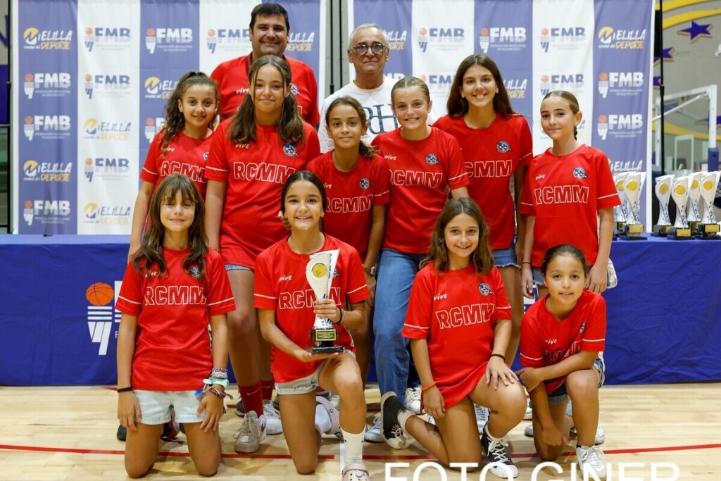 Equipo femenino del RCMM posando con trofeo en el Memorial Guillermo García Pezzi