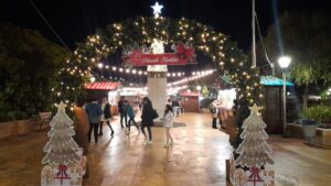 Vista del mercadillo navideño en Melilla con luces y decoraciones festivas.