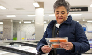 Mujer mayor revisando productos saludables en supermercado Mercadona