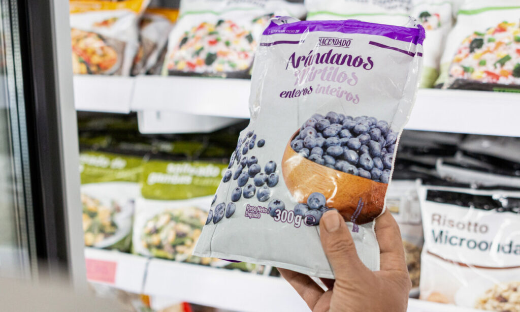 Paquete de arándanos enteros en un supermercado Mercadona