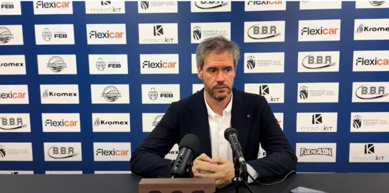 Mikel Garitaonandia en rueda de prensa tras partido de baloncesto