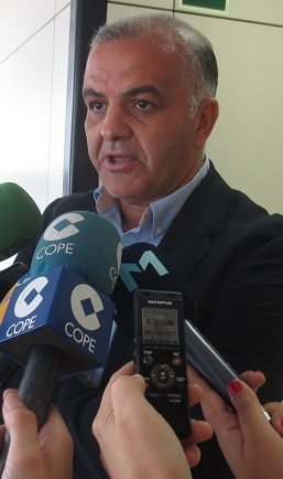 Mohamed Busian hablando ante los medios de comunicación