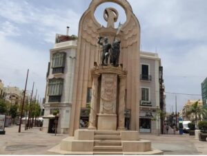 Monumento en Melilla relacionado con simbología franquista
