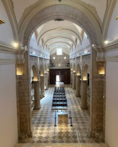 Interior de la iglesia del Pueblo en Melilla con columnas y bancos