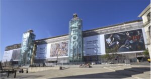 Fachada del Museo Reina Sofía con obras de arte expuestas