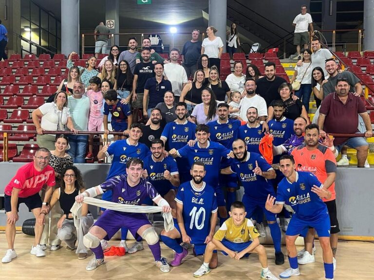 Jugadores y aficionados del Nueva Era Melilla F.S. celebrando en el pabellón