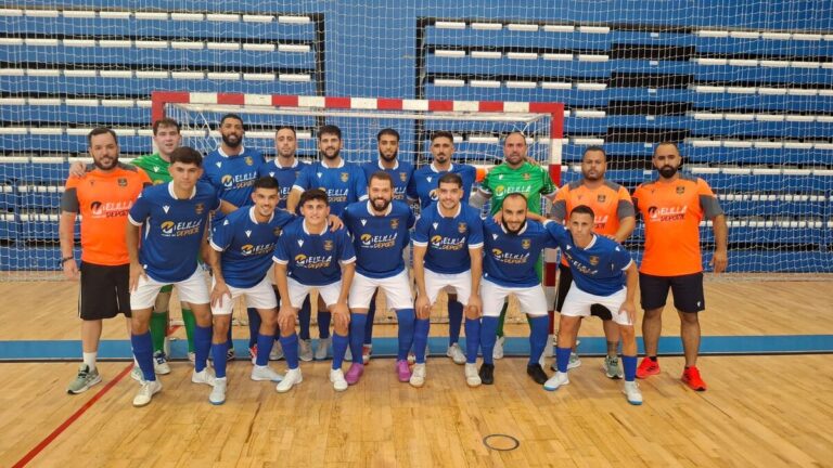 Equipo de fútbol sala Nueva Era Melilla posando en el pabellón