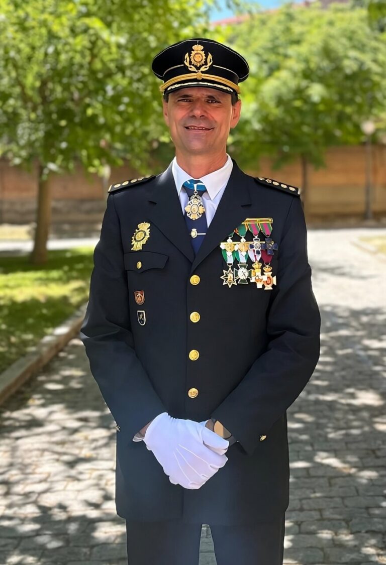 Juan de Dios Piedra, nuevo jefe superior de Policía en Melilla, con uniforme y medallas.