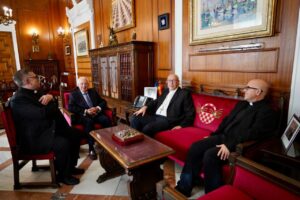 El nuevo obispo de Málaga en una reunión en Melilla.