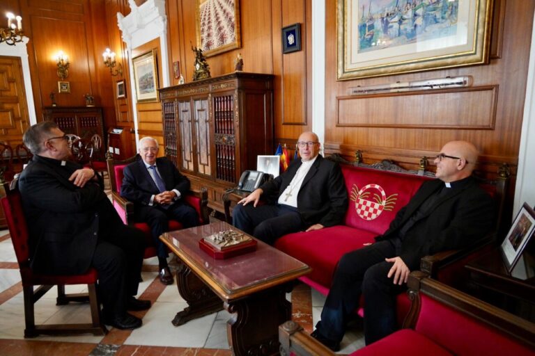 El nuevo obispo de Málaga en una reunión en Melilla.