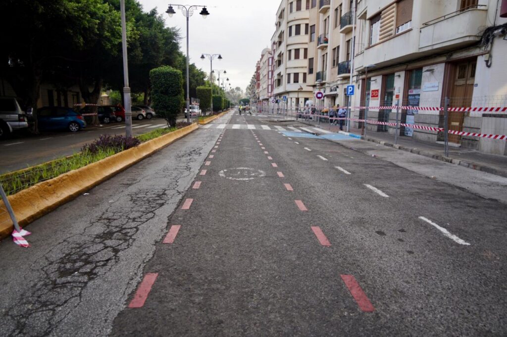 Obras de rehabilitación del asfalto en la Avenida de la Democracia