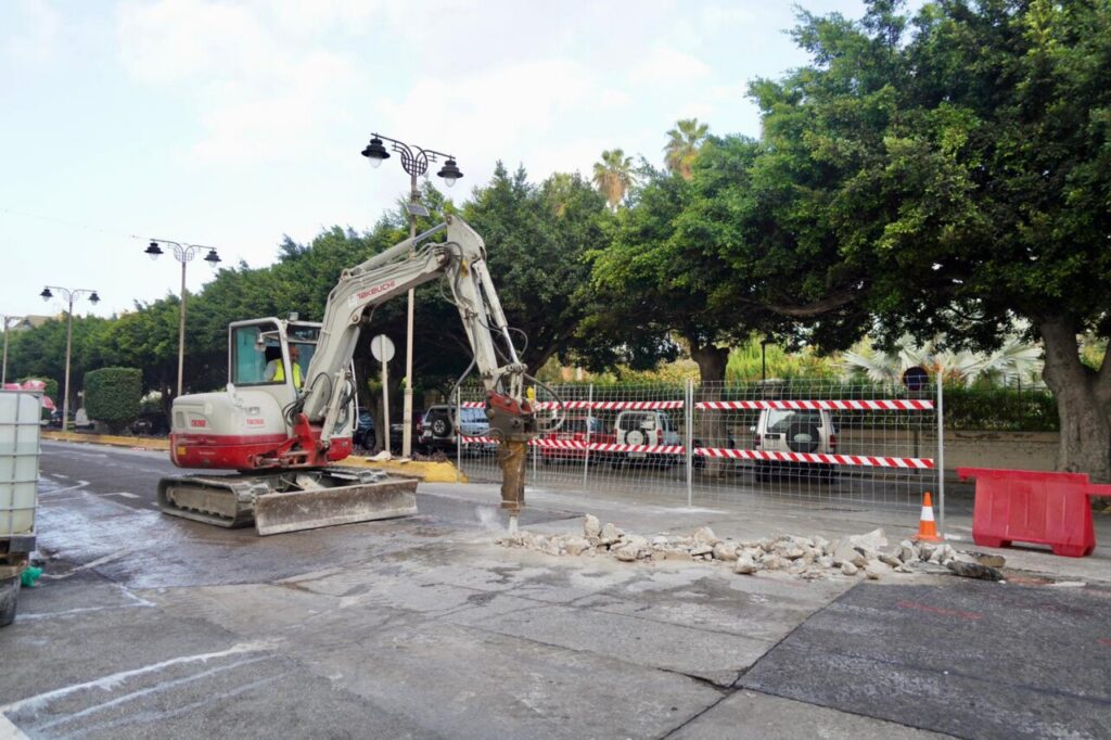 Maquinaria trabajando en la rehabilitación del asfalto de la Avenida de la Democracia.