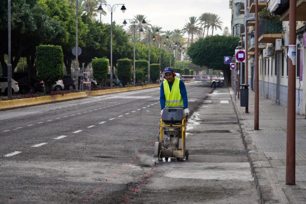 Trabajador realizando obras de rehabilitación en la Avenida de la Democracia