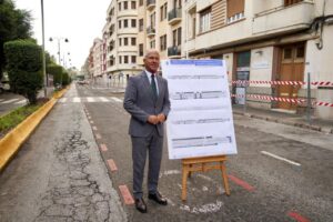 Hombre junto a un cartel de obras en la Avenida de la Democracia