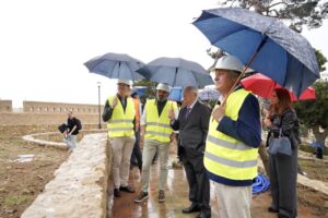 Visita de autoridades a obras en Melilla bajo la lluvia