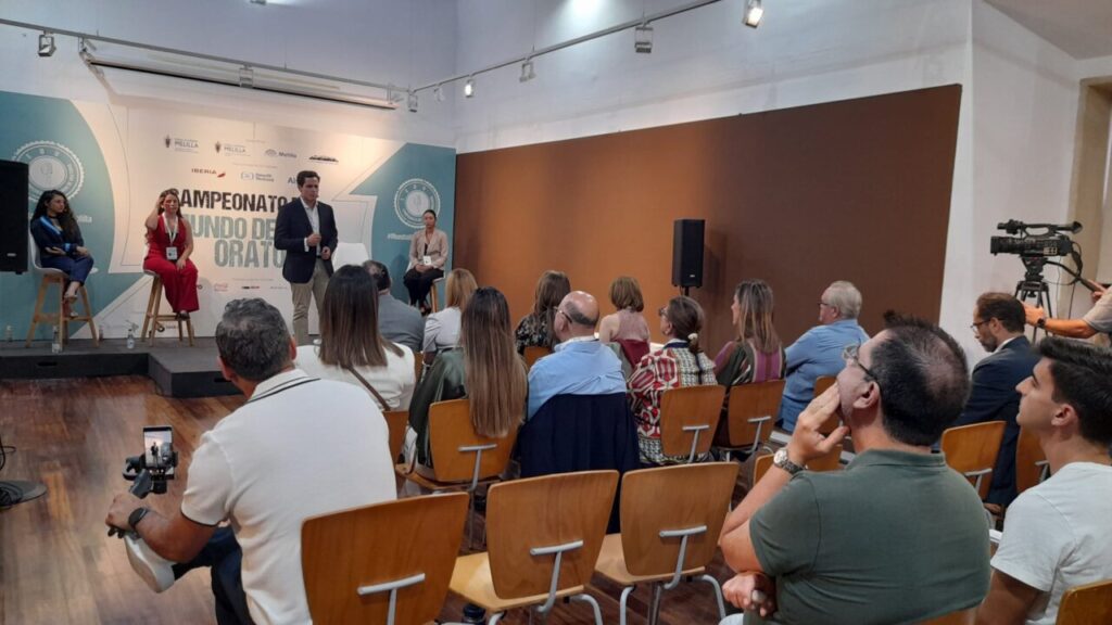Rodrigo Sánchez-Bleda y Sarah Macias en la final del Campeonato Mundial de Oratoria