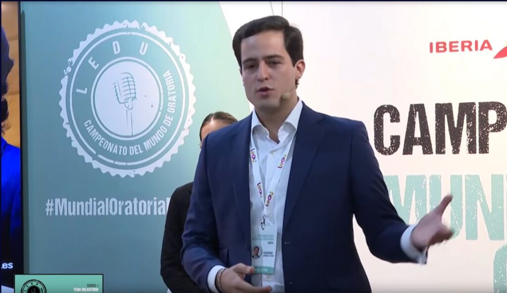 Competidor en el Campeonato Mundial de Oratoria en Melilla