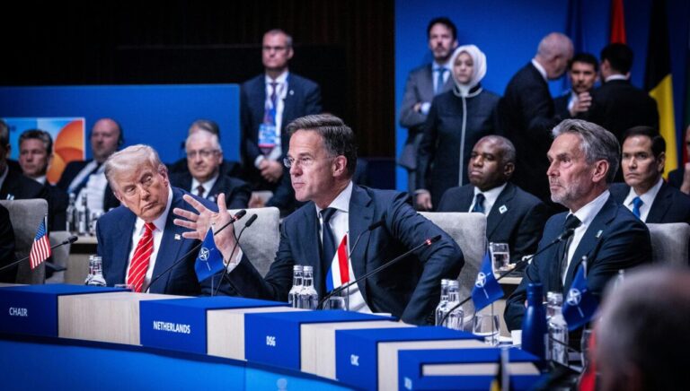 Reunión de líderes de la OTAN con Trump y otros mandatarios discutiendo inversiones militares.