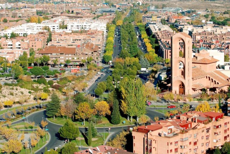 Vista panorámica de Pozuelo de Alarcón con edificios y árboles.